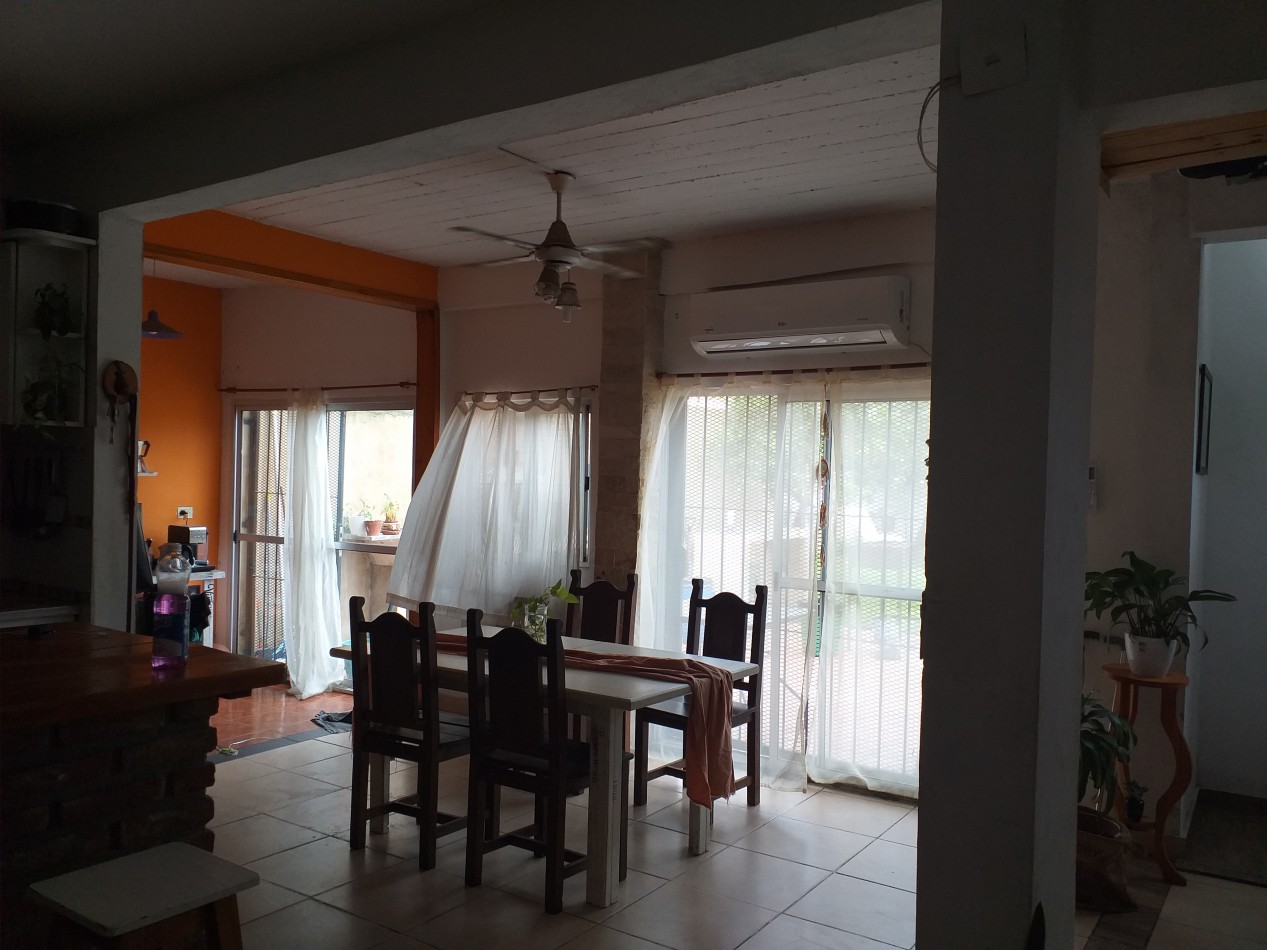 Casa de cuatro ambientes en dos plantas. Chavarria 36. R. Castillo.
