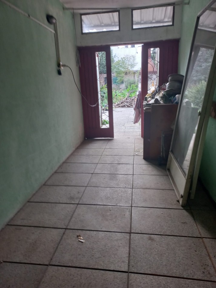 Venta. Casa y local. Don Bosco 2555. Moron.