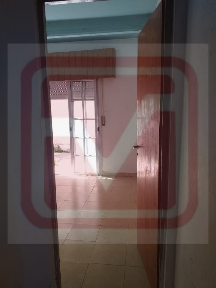 Departamento dos ambientes con patio. Centenera 2082. San Justo.