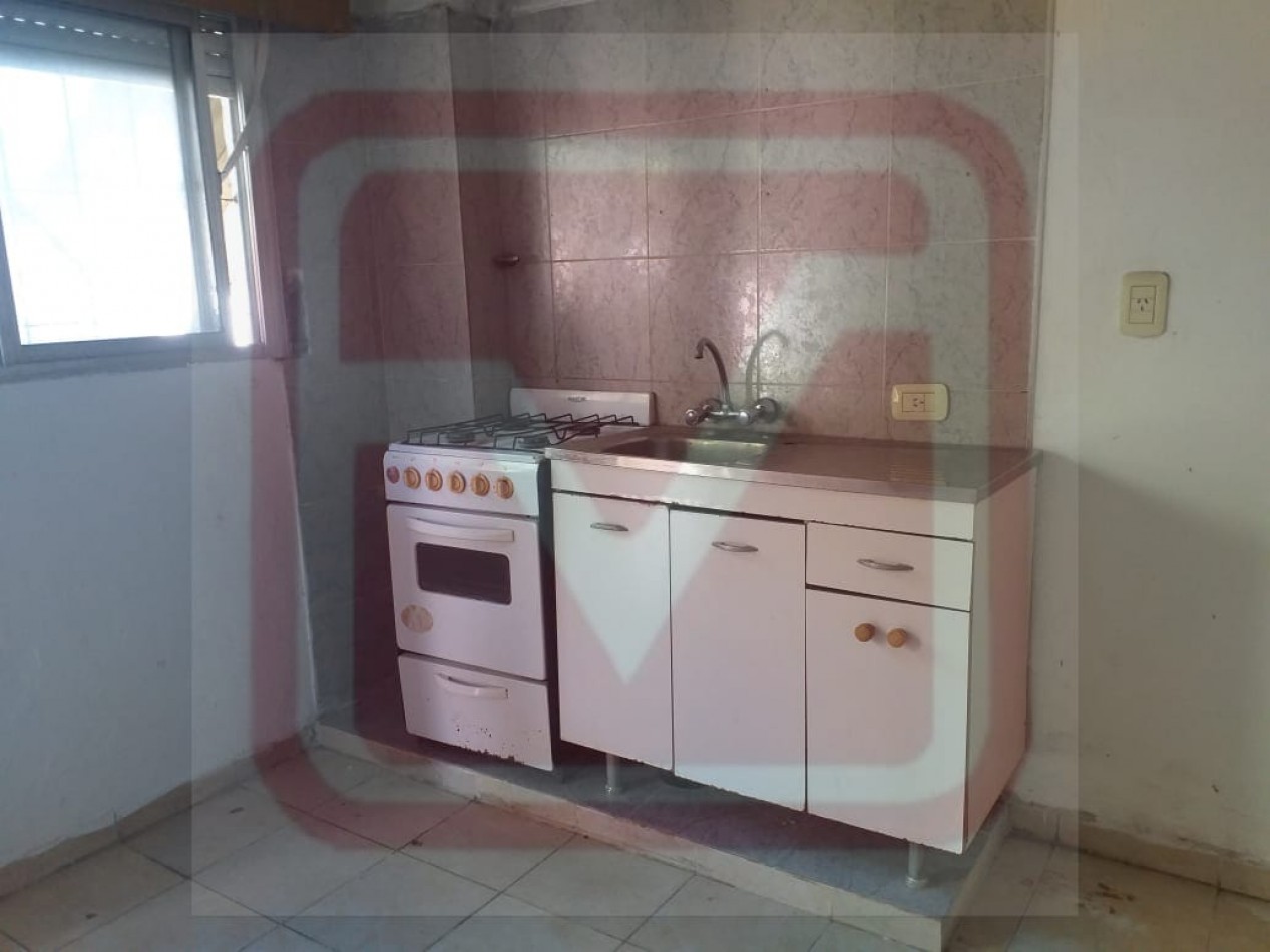 Departamento dos ambientes con patio. Centenera 2082. San Justo.