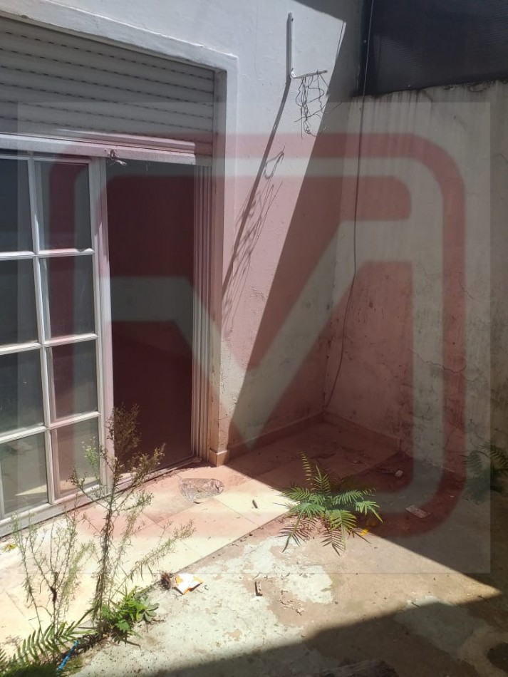 Departamento dos ambientes con patio. Centenera 2082. San Justo.