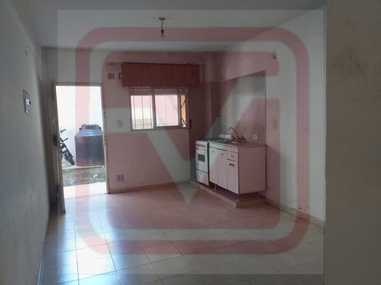 Departamento dos ambientes con patio. Centenera 2082. San Justo.