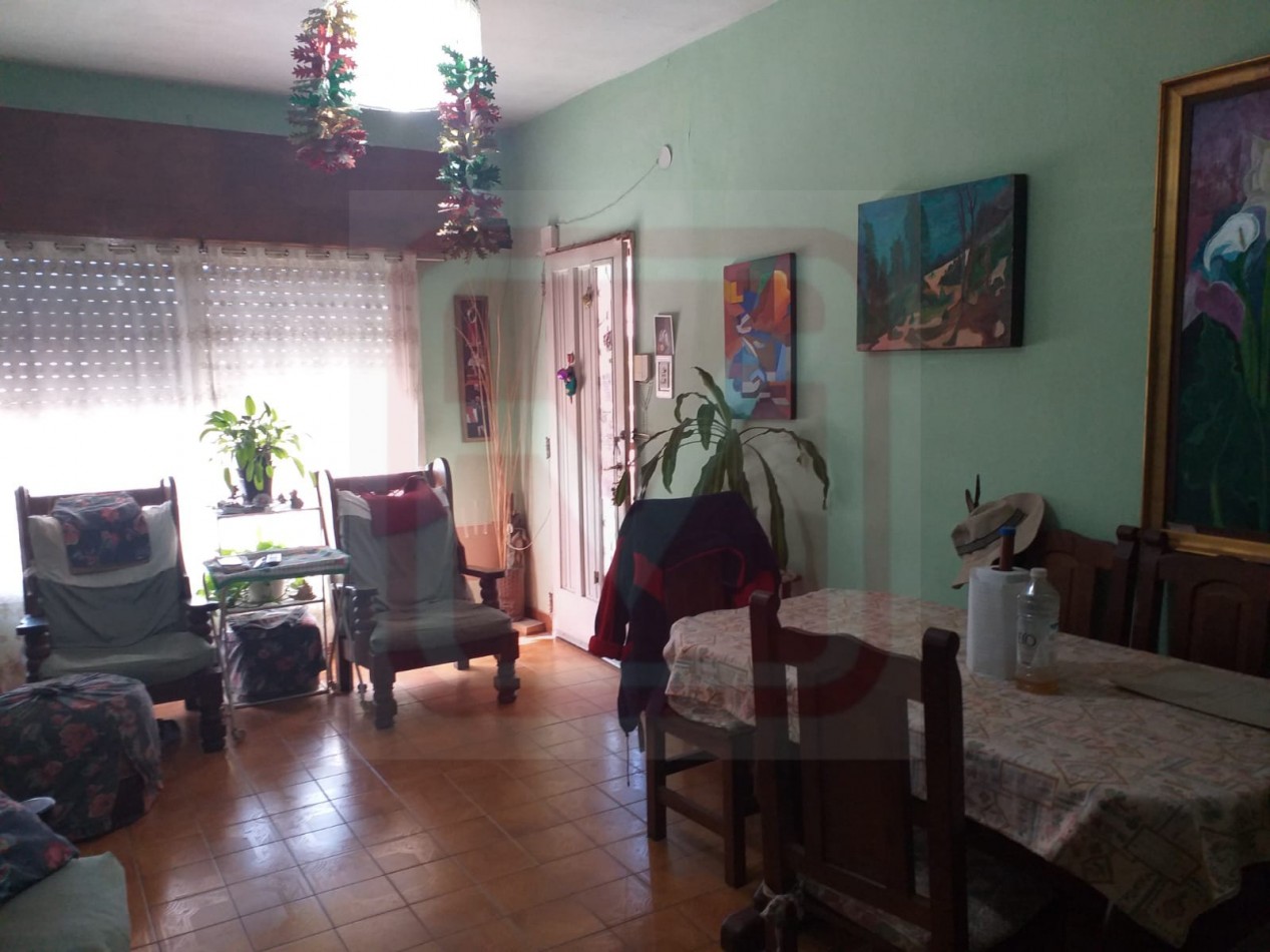 Dos casas de tres ambientes. German Abdala 3263. Isidro Casanova.