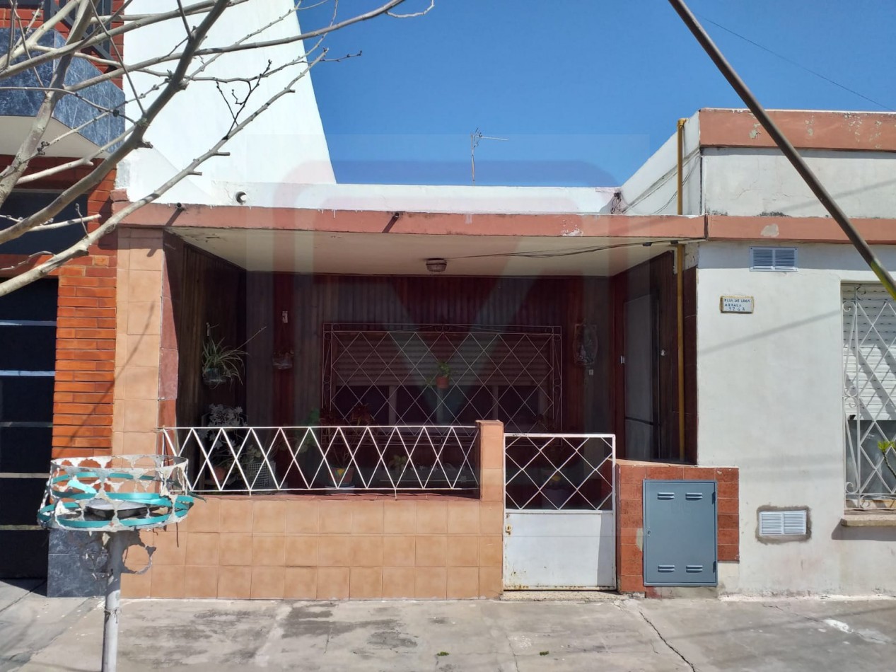 Dos casas de tres ambientes. German Abdala 3263. Isidro Casanova.