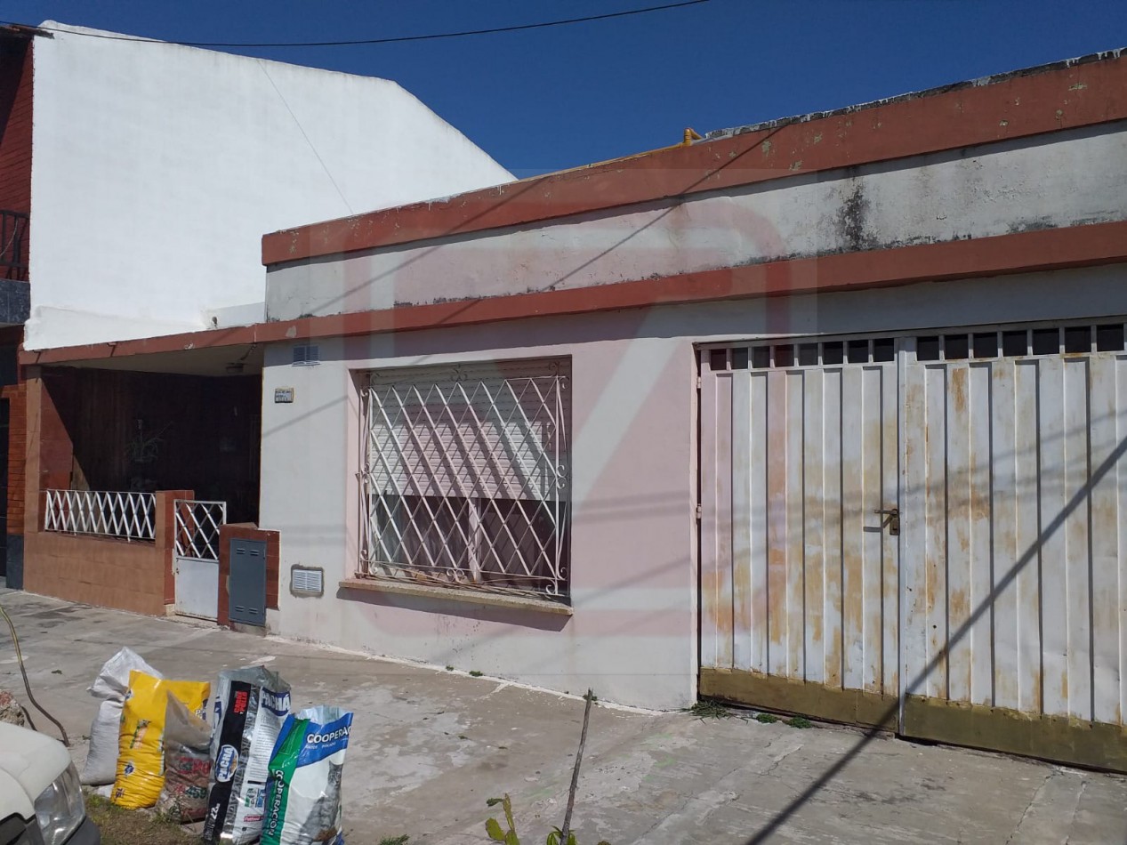 Dos casas de tres ambientes. German Abdala 3263. Isidro Casanova.