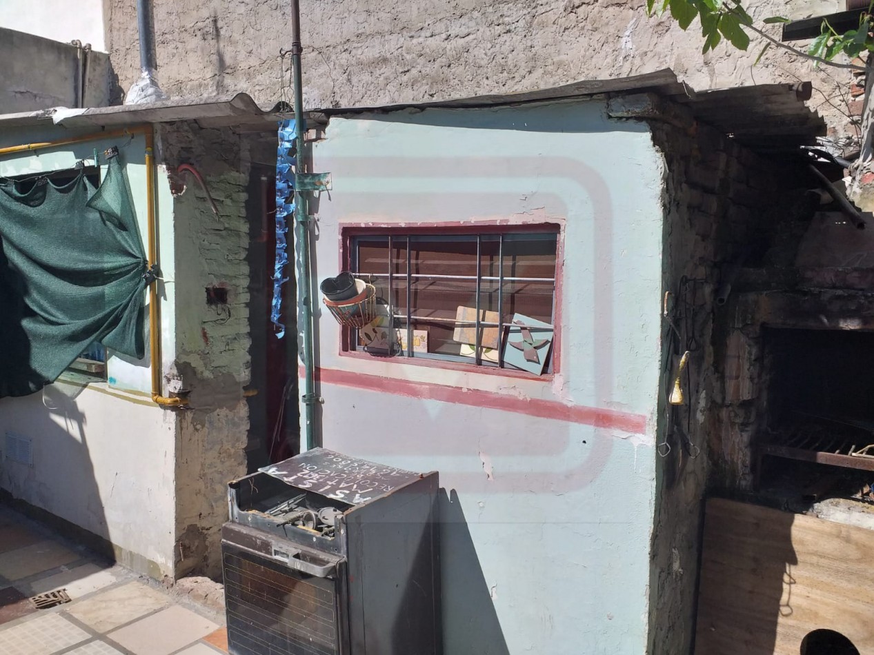 Dos casas de tres ambientes. German Abdala 3263. Isidro Casanova.