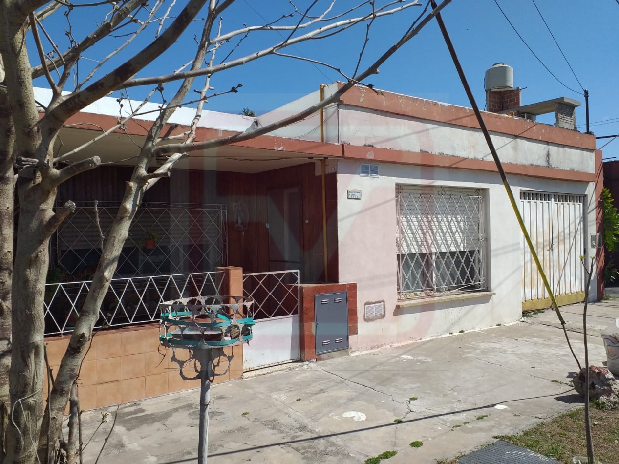 Dos casas de tres ambientes. German Abdala 3263. Isidro Casanova.