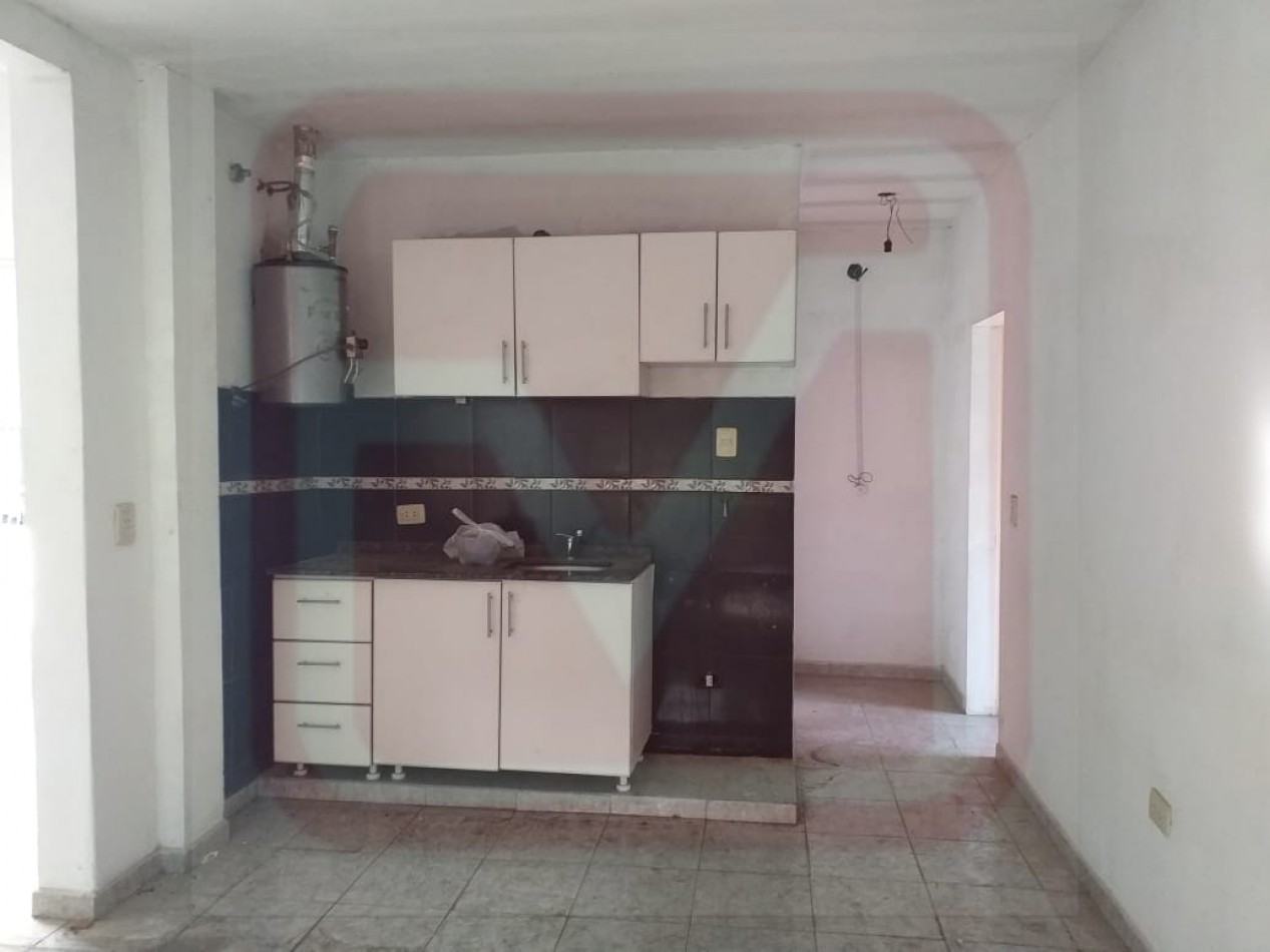 Depto dos ambientes. Silvio Olivieri 290, 1er piso. Isidro Casanova.  