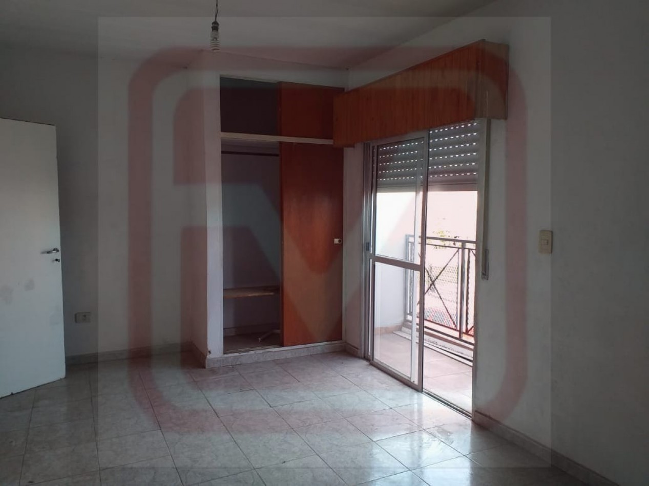 Depto dos ambientes. Silvio Olivieri 290, 1er piso. Isidro Casanova.  