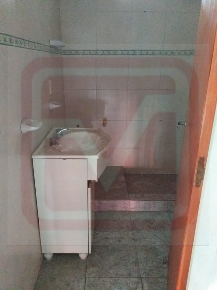 Depto dos ambientes. Silvio Olivieri 290, 1er piso. Isidro Casanova.  