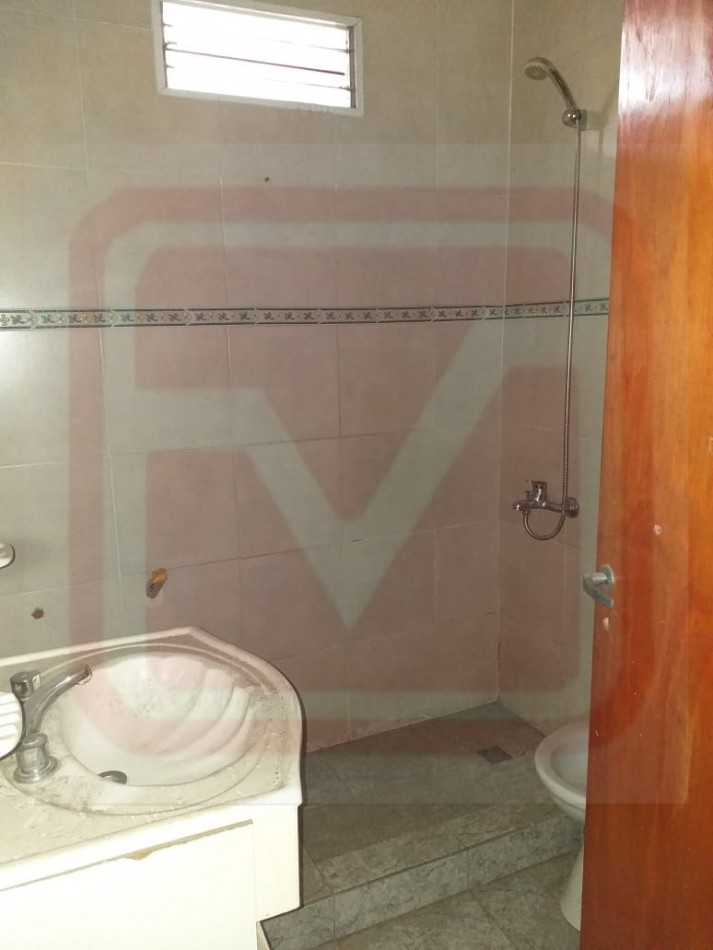 Depto dos ambientes. Silvio Olivieri 290, 1er piso. Isidro Casanova.  
