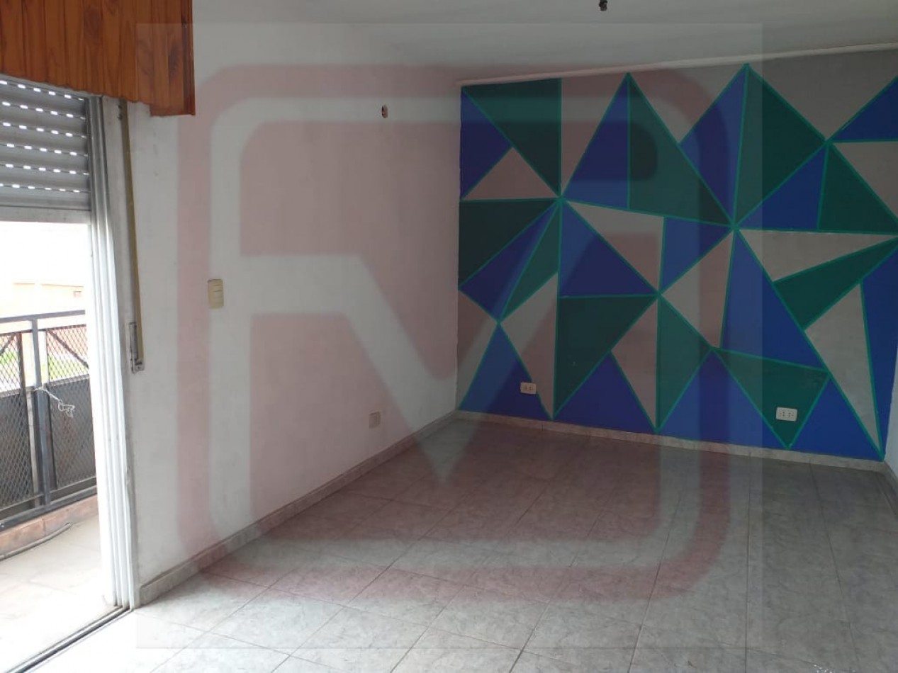 Depto dos ambientes. Silvio Olivieri 290, 1er piso. Isidro Casanova.  