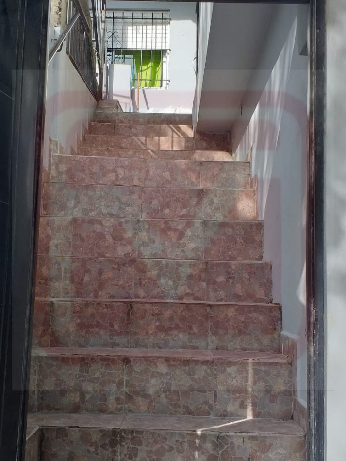 Depto dos ambientes. Silvio Olivieri 290, 1er piso. Isidro Casanova.  
