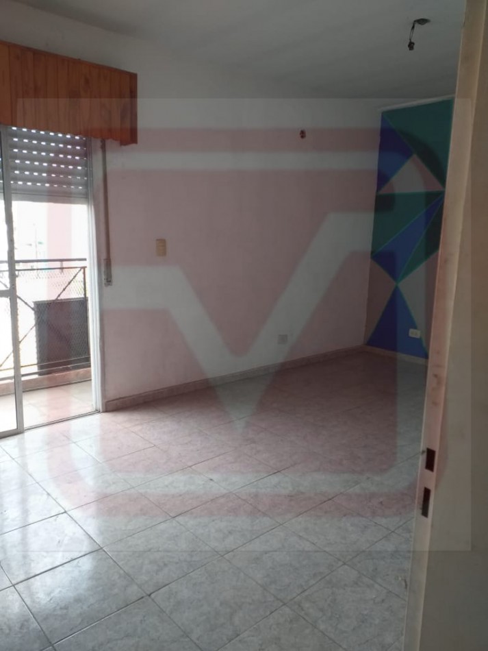 Depto dos ambientes. Silvio Olivieri 290, 1er piso. Isidro Casanova.  