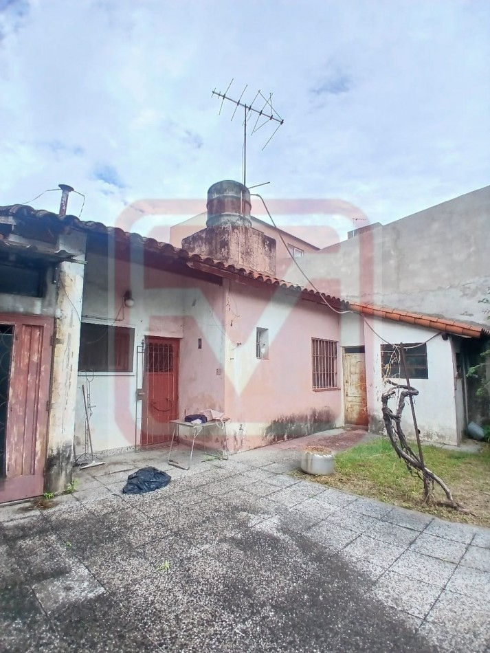 Vivienda y local. Av. Don Bosco 2553/ 55. Moron.