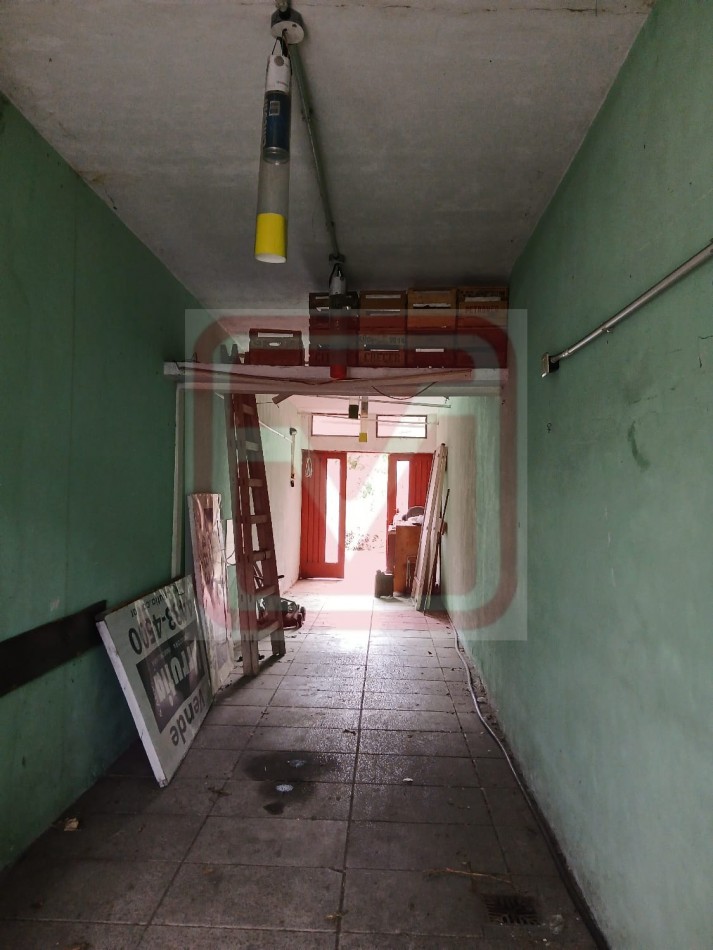 Vivienda y local. Av. Don Bosco 2553/ 55. Moron.