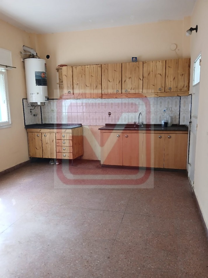 P.H. de tres ambientes. Republica de Portugal 2160. Isidro Casanova.