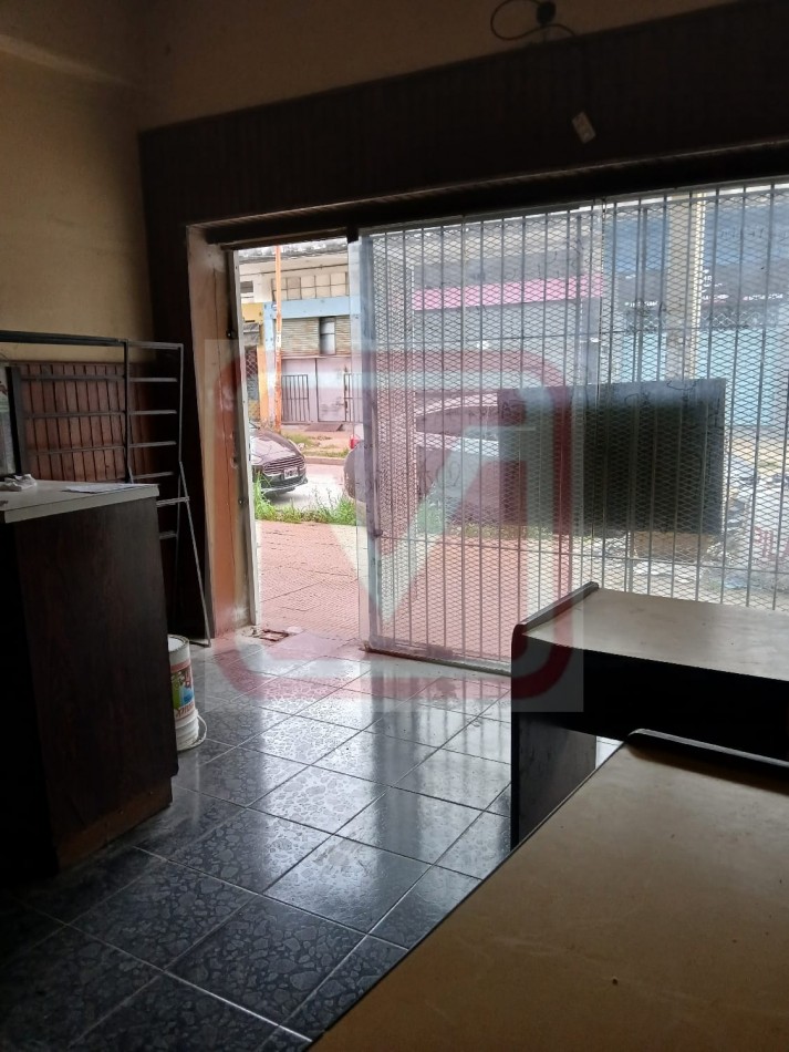 Local. Islas Malvinas 3132. Isidro Casanova.