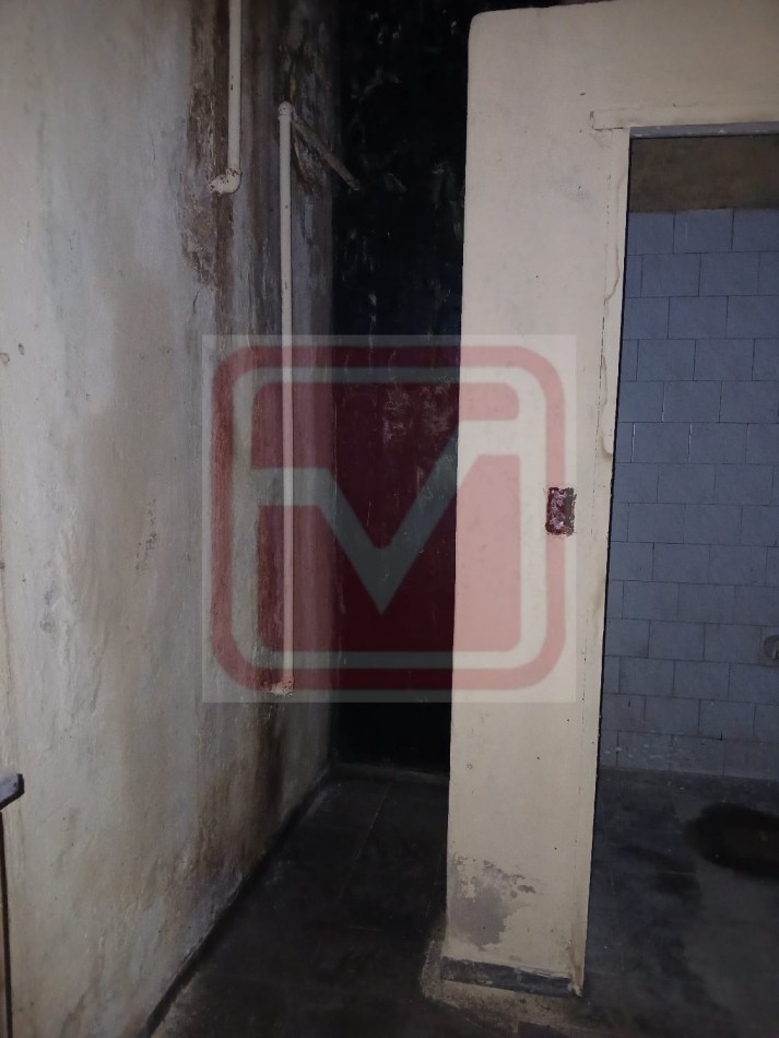 Local. Islas Malvinas 3132. Isidro Casanova.