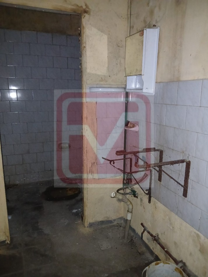 Local. Islas Malvinas 3132. Isidro Casanova.