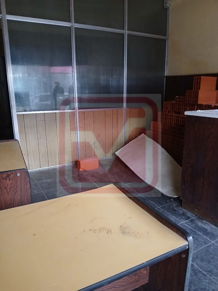 Local. Islas Malvinas 3132. Isidro Casanova.