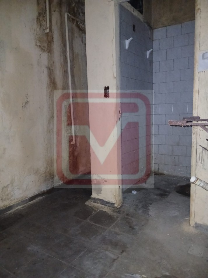 Local. Islas Malvinas 3132. Isidro Casanova.