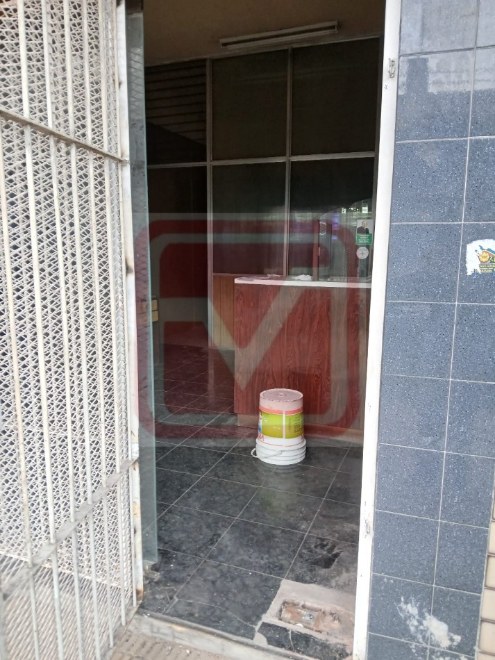 Local. Islas Malvinas 3132. Isidro Casanova.