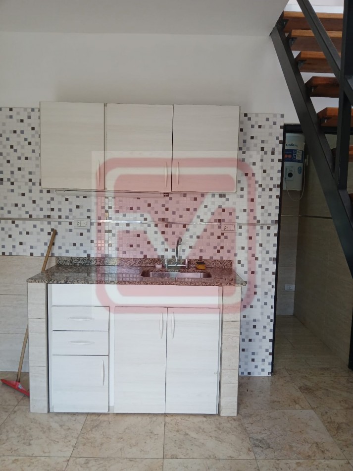 Alquiler. Duplex de dos ambientes. Bruselas 1521. Luzuriaga.
