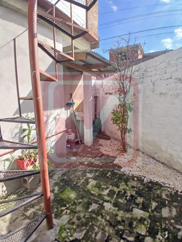 PH de tres ambientes. Albarellos 2205. Isidro Casanova.