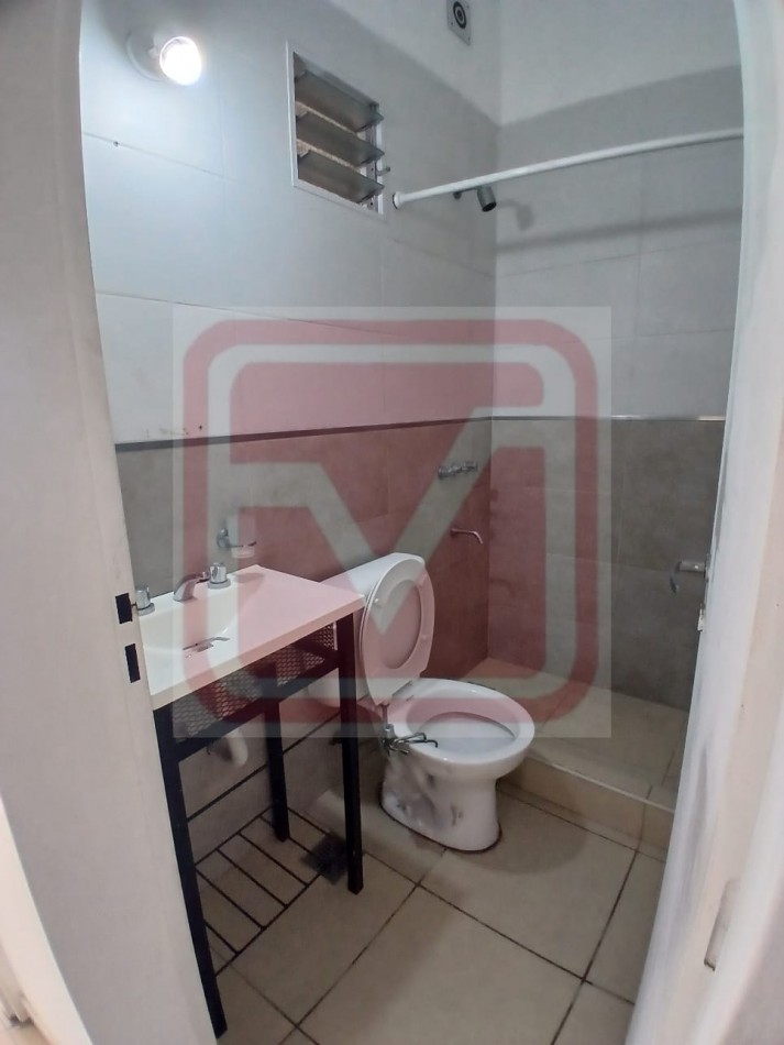 Monoambiente en primer piso. Roma 3226. Isidro Casanova.
