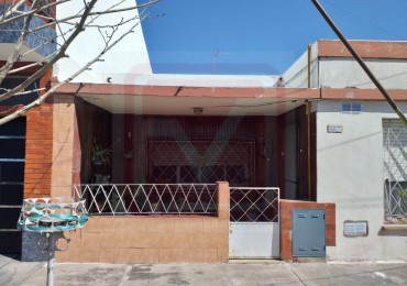 Dos casas de tres ambientes. German Abdala 3263. Isidro Casanova.