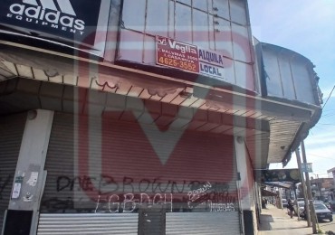 Local. Crovara esquina Espinosa. Isidro Casanova.
